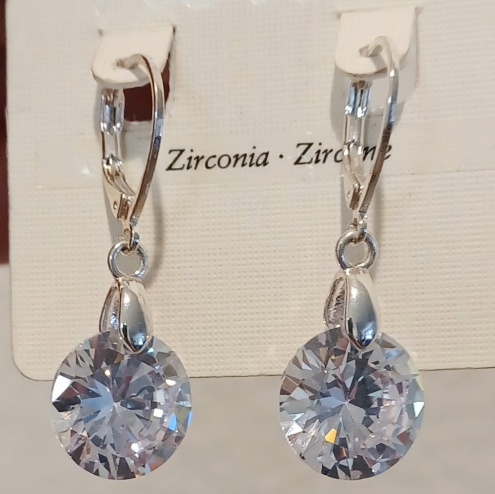 I AM. CUBIC ZIRCONIA CLEAR CRYSTAL DANGLE LEVER BA